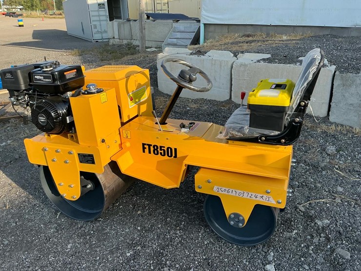 #1252-•-unused-future-ft850-ride-on-road-roller-image-3