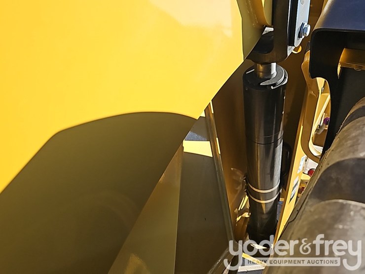 2026-caterpillar-926-image-17