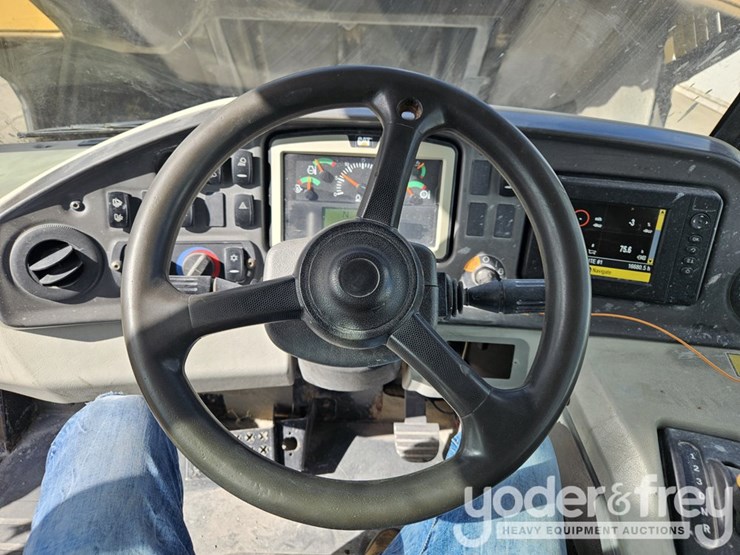 2016-caterpillar-725c2-image-30