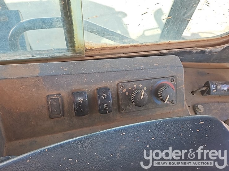 2017-deere-700k-lgp-image-30