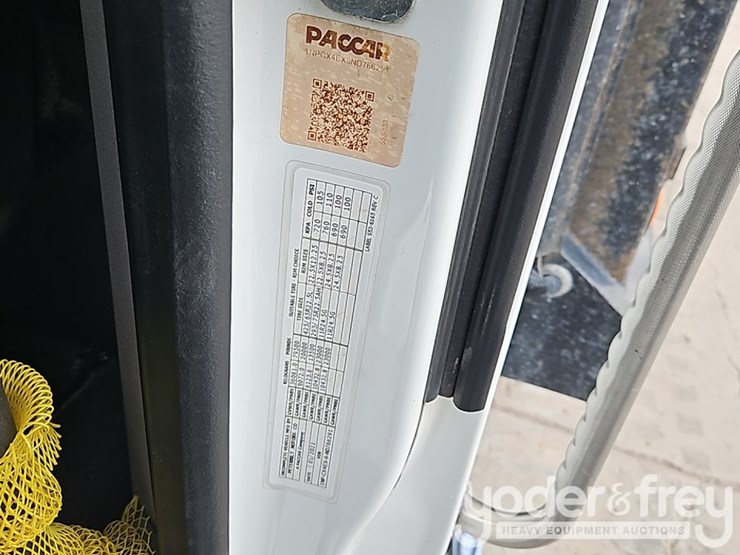 2021-peterbilt-567-image-40