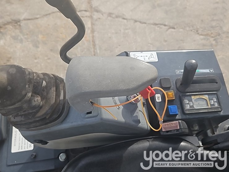 2018-deere-17g-image-34