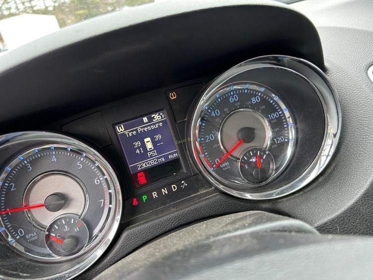 2012-chrysler-town-&-country-image-9