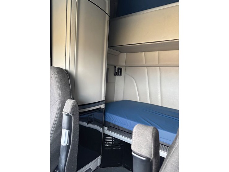 2021-peterbilt-579-image-5