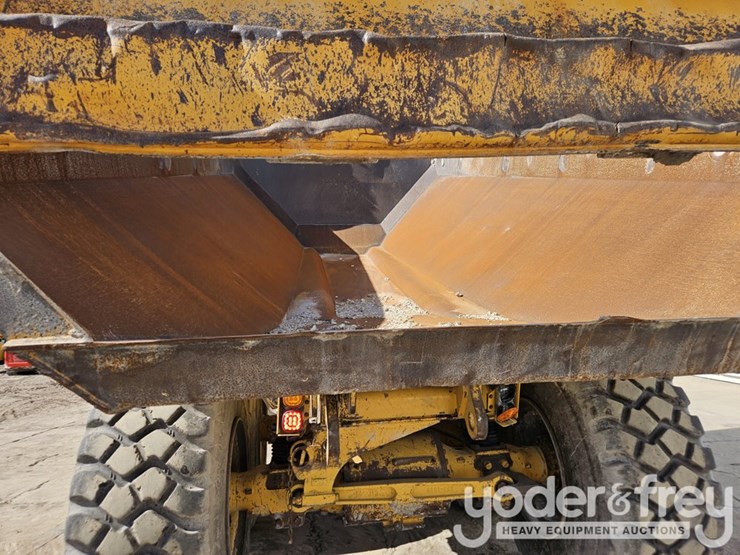 2016-caterpillar-725c2-image-19