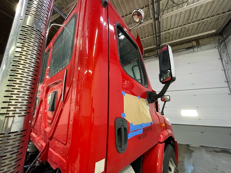 #6227-•-2018-freightliner-cascadia-day-cab-semi-truck-(title-in-delay)-image-27