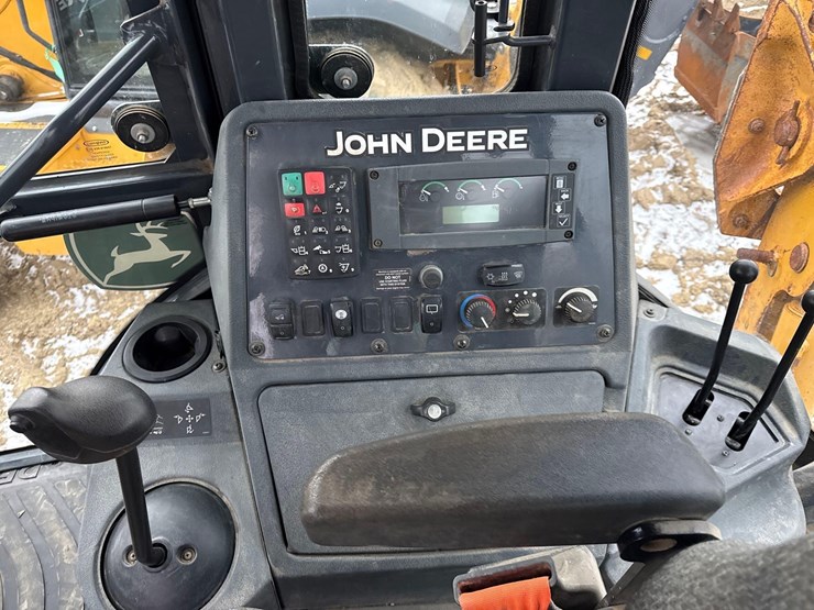 2022-john-deere-310-image-12