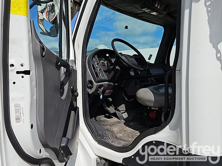 2011-freightliner-m2-106-image-35