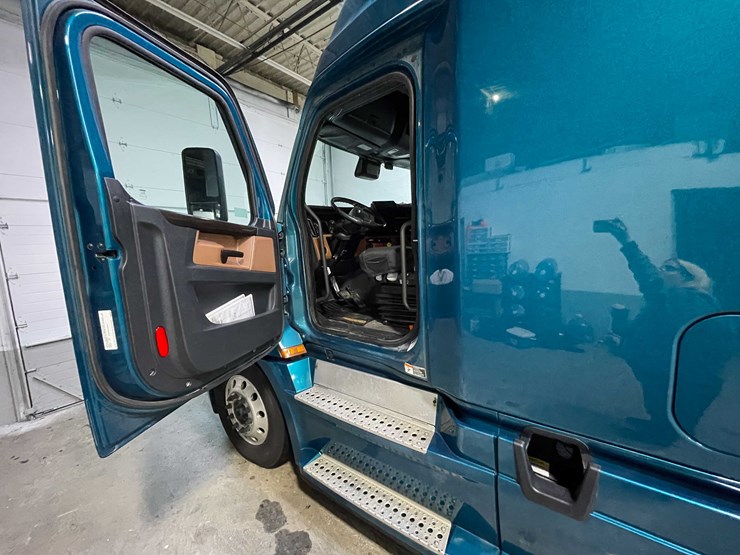 #6223-•-2022-freightliner-cascadia-semi-truck-(title-in-delay)-image-58