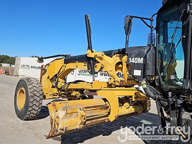 2013-caterpillar-140m2-image-18