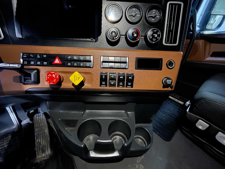 #6223-•-2022-freightliner-cascadia-semi-truck-(title-in-delay)-image-68