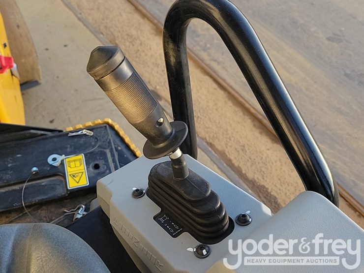 2025-caterpillar-cb4.0-image-30