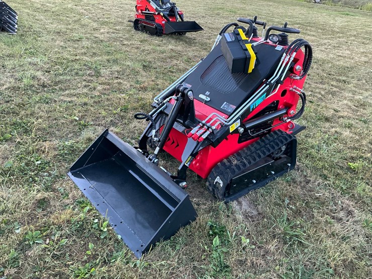 #1018-•-unused-future-ft360t-skid-steer-loader*-image-1