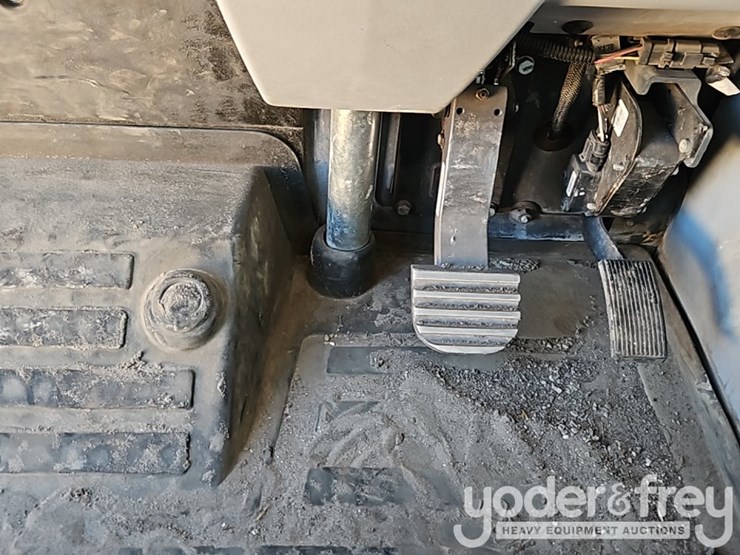 2019-deere-310e-image-31