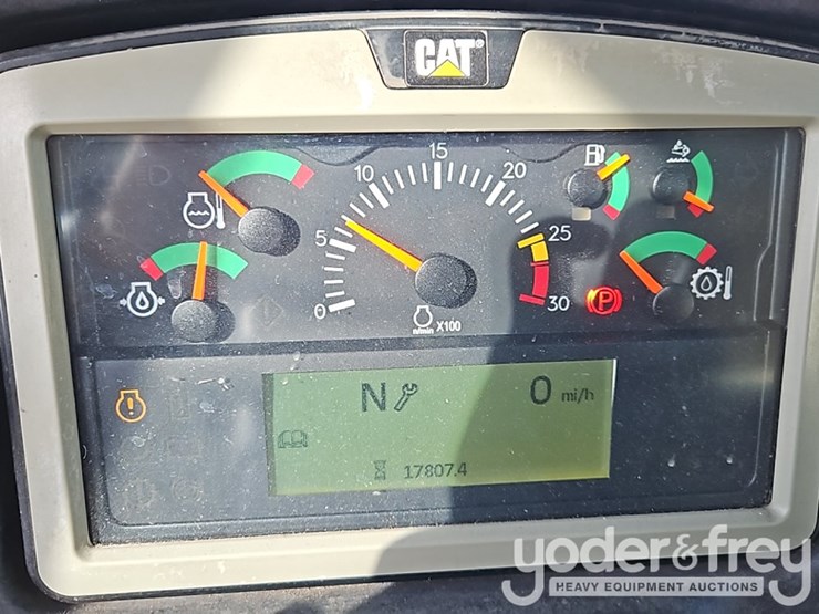 2016-caterpillar-725c2-image-36