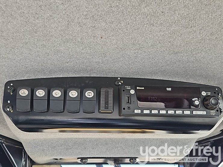 2022-caterpillar-d4-lgp-image-32