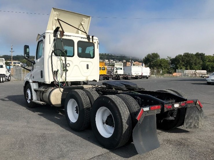 2019-freightliner-cascadia-126-image-2