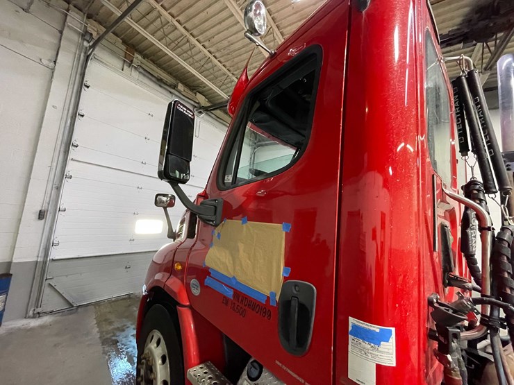 #6227-•-2018-freightliner-cascadia-day-cab-semi-truck-(title-in-delay)-image-14