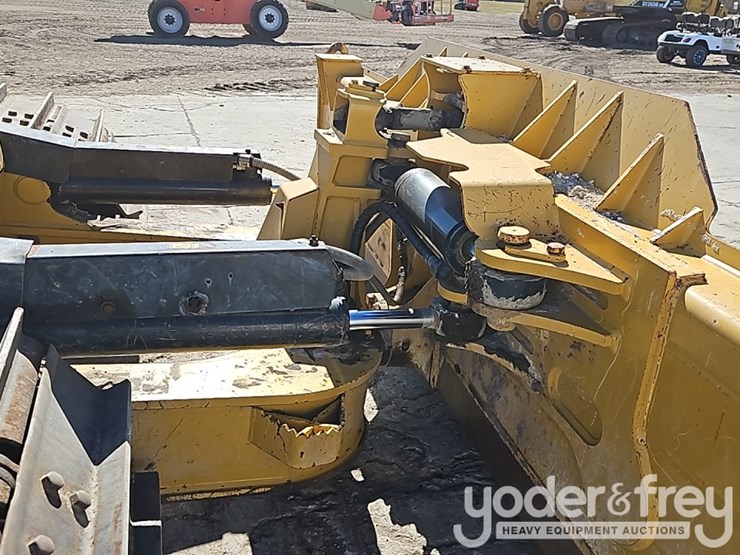 2018-caterpillar-d6n-image-15