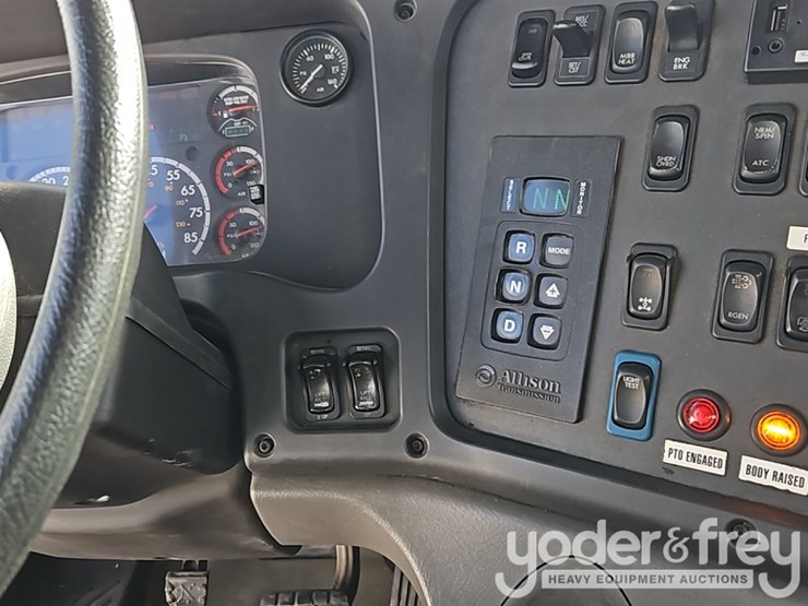 2016-freightliner-114sd-image-31
