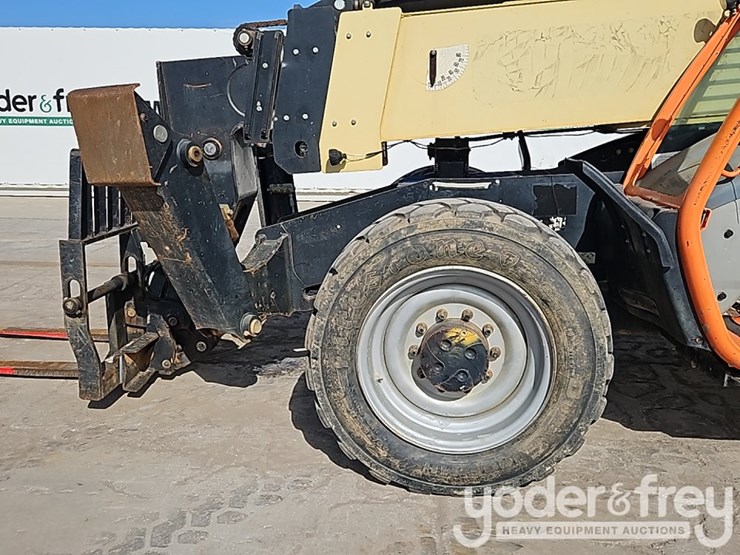 2016-jlg-1055-image-16