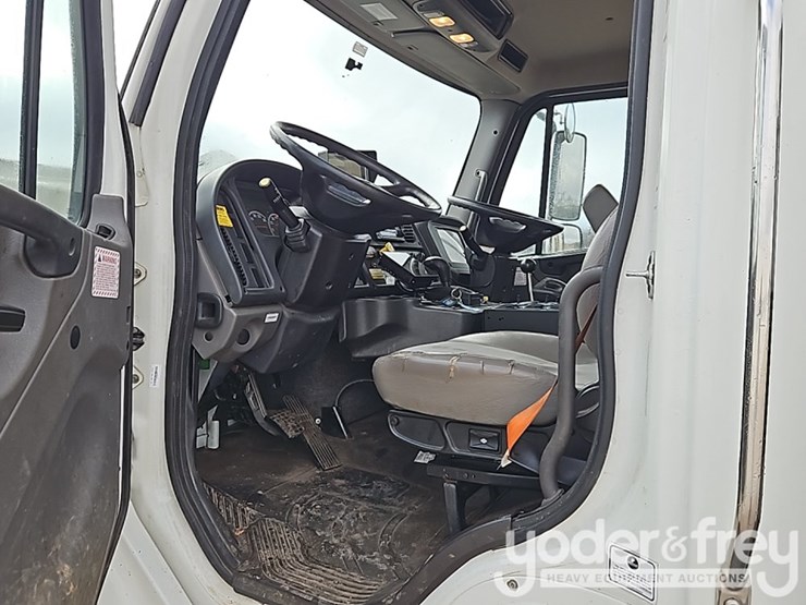 2022-freightliner-m2-106-image-27