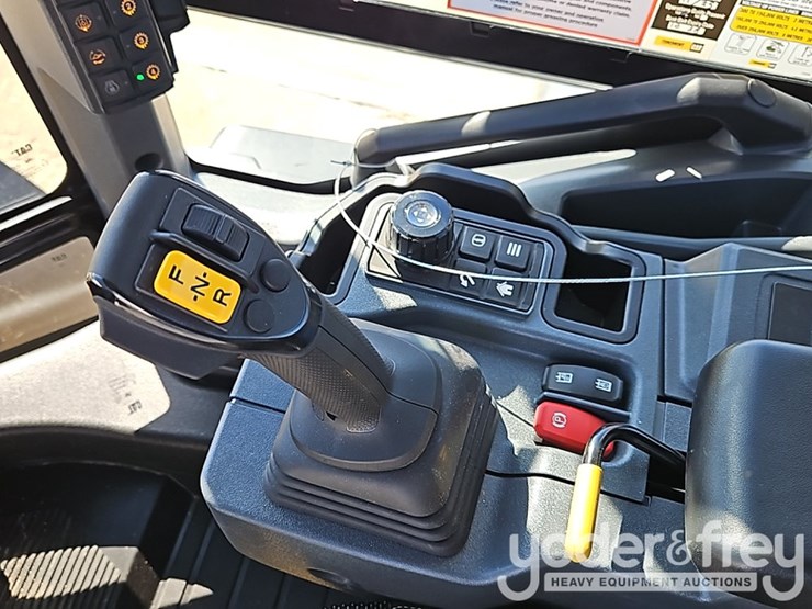 2026-caterpillar-926-image-27