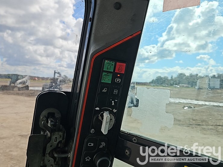 2022-bobcat-t76-image-30