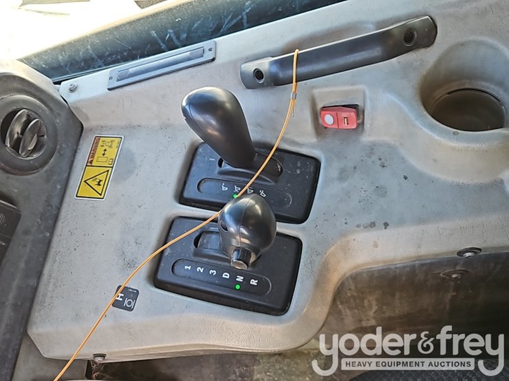 2016-caterpillar-725c2-image-34