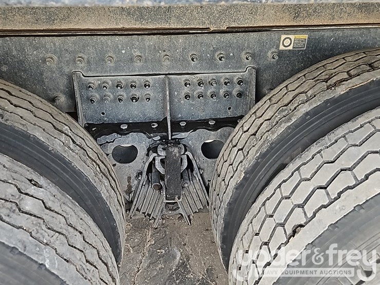 2021-peterbilt-567-image-9