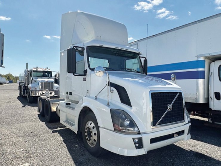 2012-volvo-vnl-300-image-1