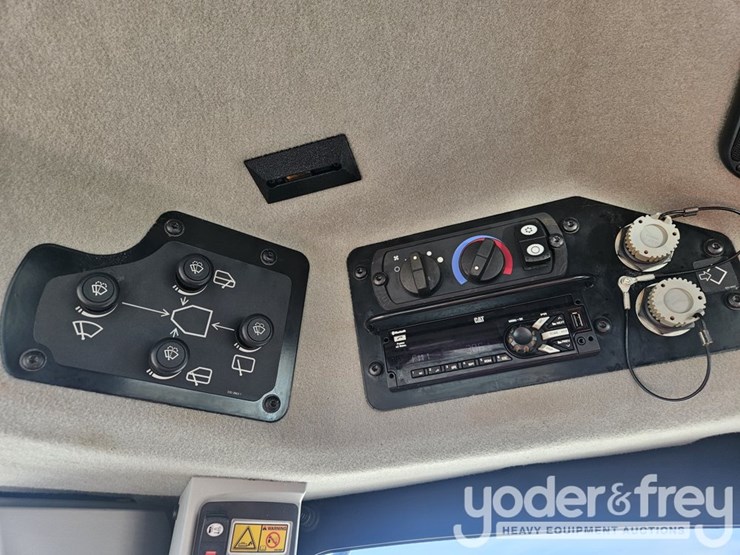 2018-caterpillar-12m3-image-32