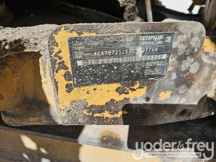 2016-caterpillar-725c2-image-35