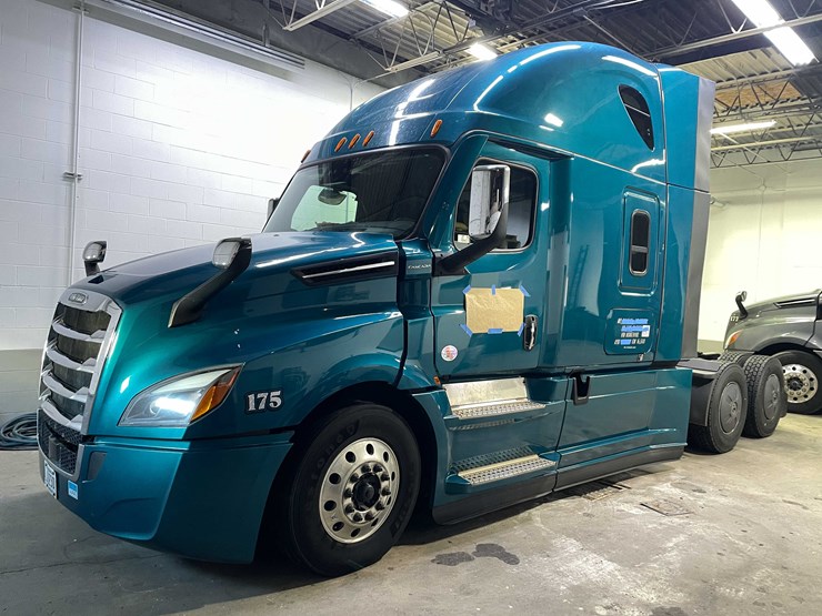 #6223-•-2022-freightliner-cascadia-semi-truck-(title-in-delay)-image-1