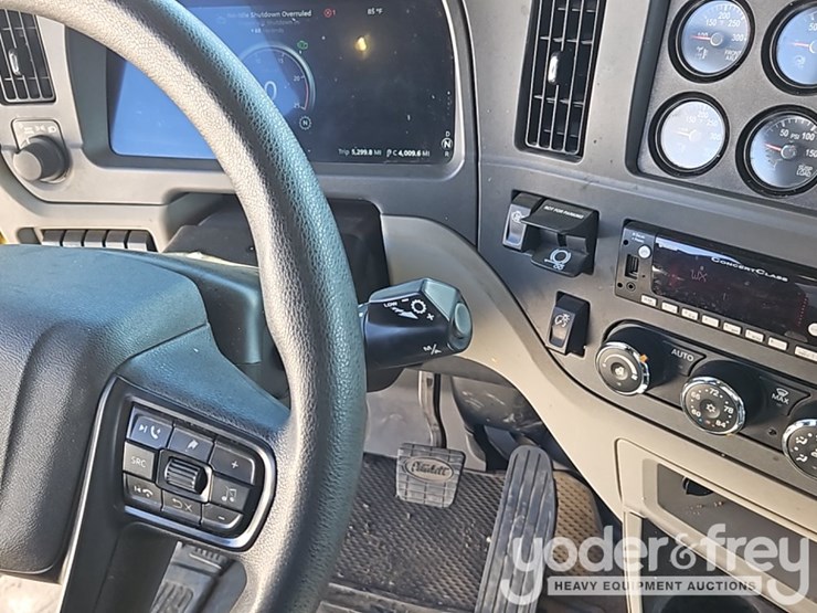 2024-peterbilt-579-image-34