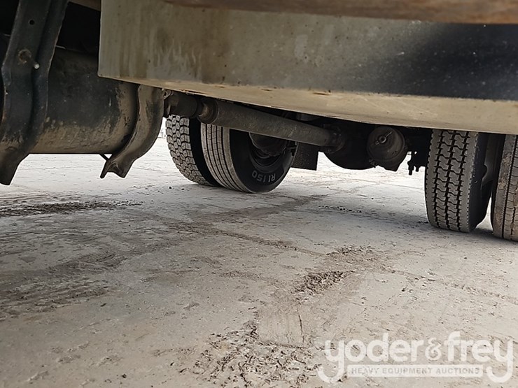 2011-freightliner-m2-106-image-13