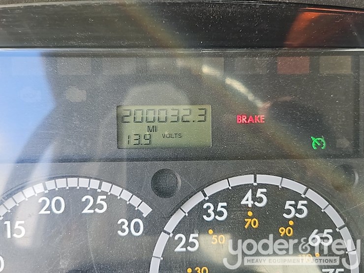 2016-freightliner-114sd-image-38