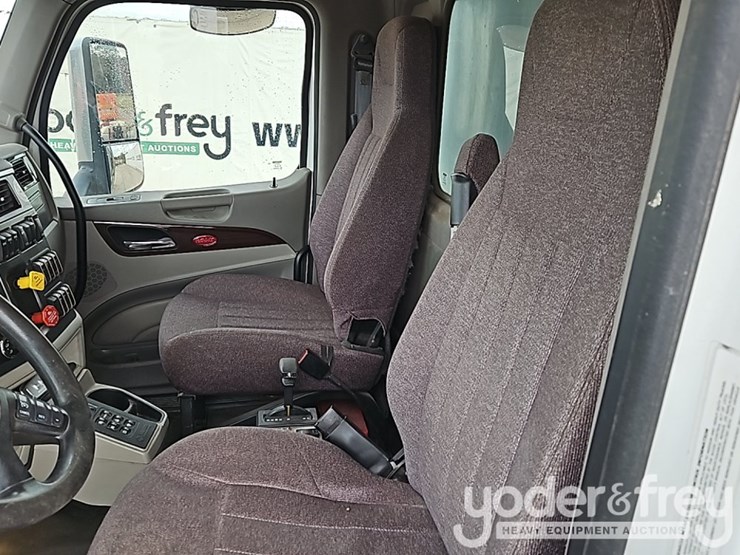 2021-peterbilt-567-image-25