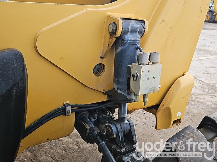 2017-caterpillar-tl642d-image-17