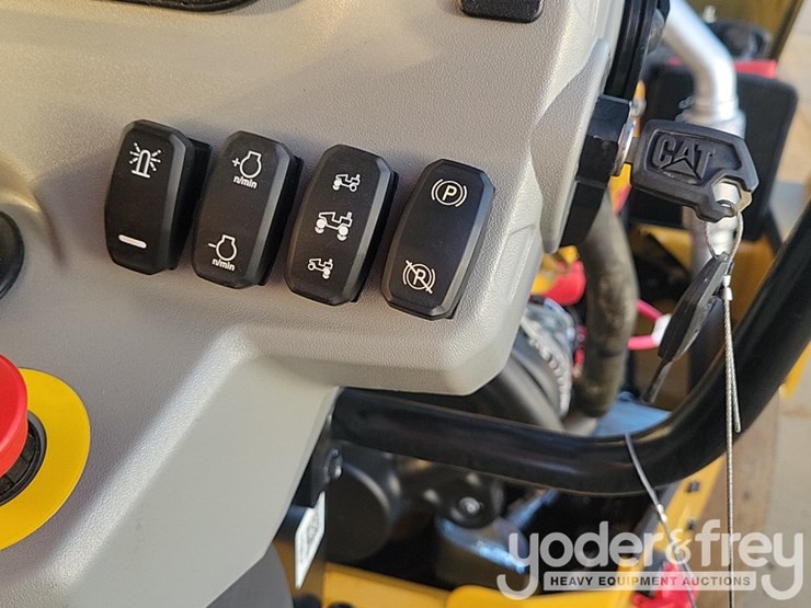 2025-caterpillar-cb4.0-image-33