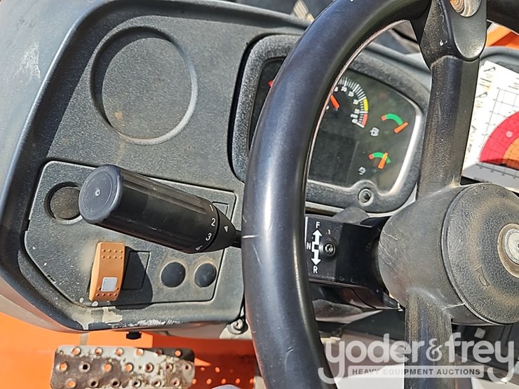 2016-jlg-1055-image-24