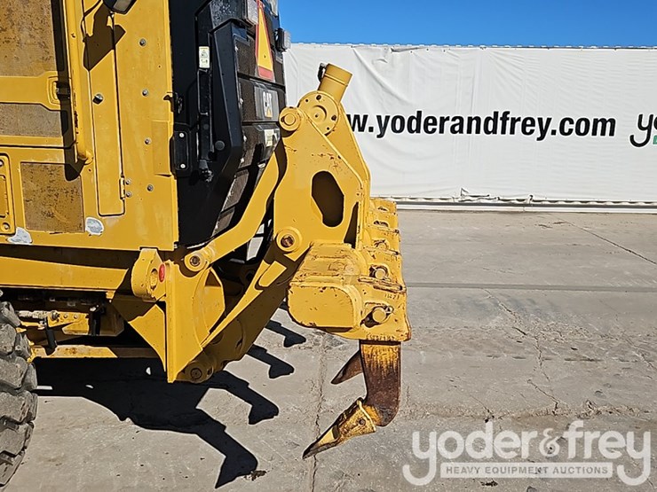 2013-caterpillar-140m2-image-21