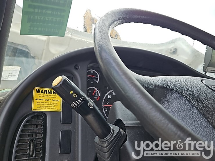 2022-freightliner-m2-106-image-40