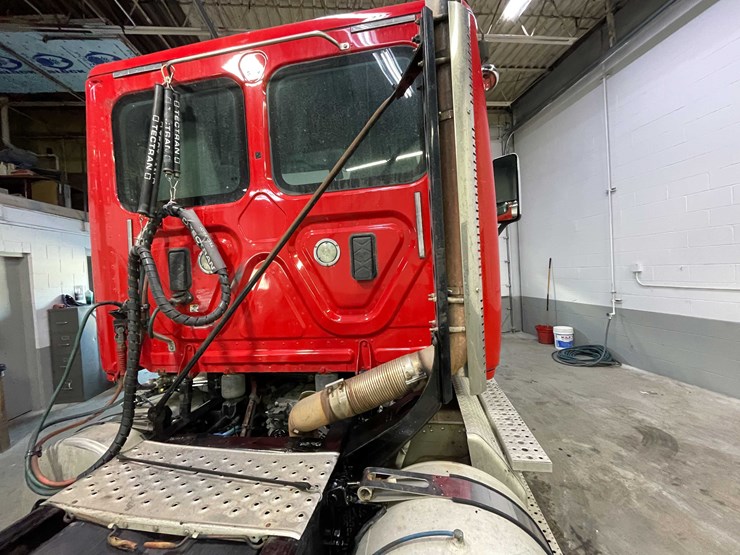 #6227-•-2018-freightliner-cascadia-day-cab-semi-truck-(title-in-delay)-image-28