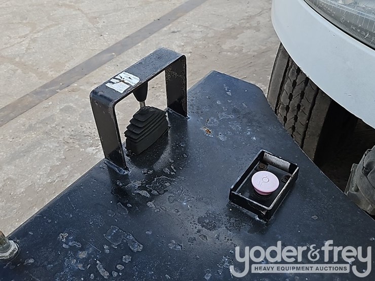 2011-freightliner-m2-106-image-28