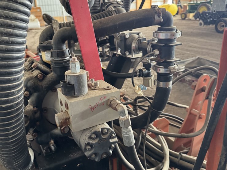 yetter-custom-30'-liquid-fertilizer-applicator-image-4