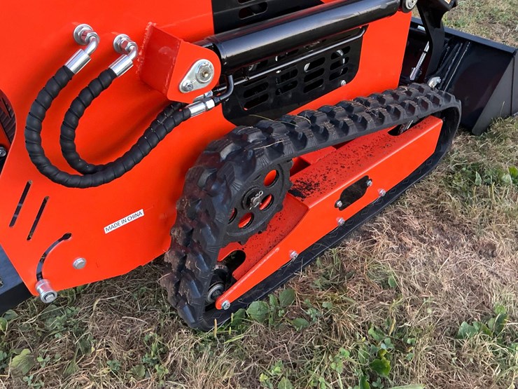 #1019-•-unused-future-ft36c-skid-steer-loader*-image-4