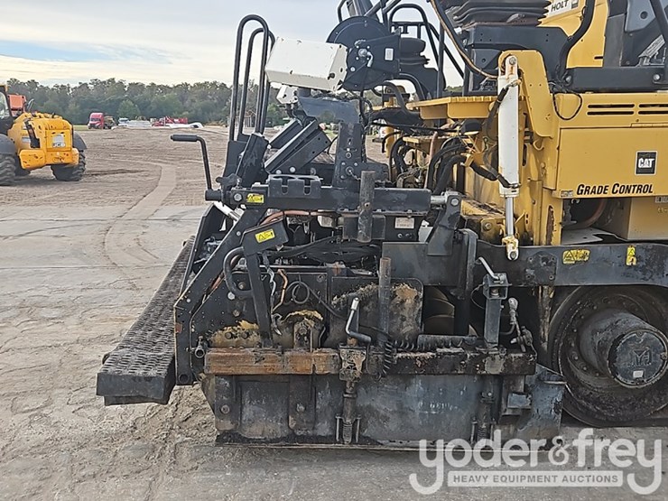 2012-caterpillar-ap-1055e-image-8