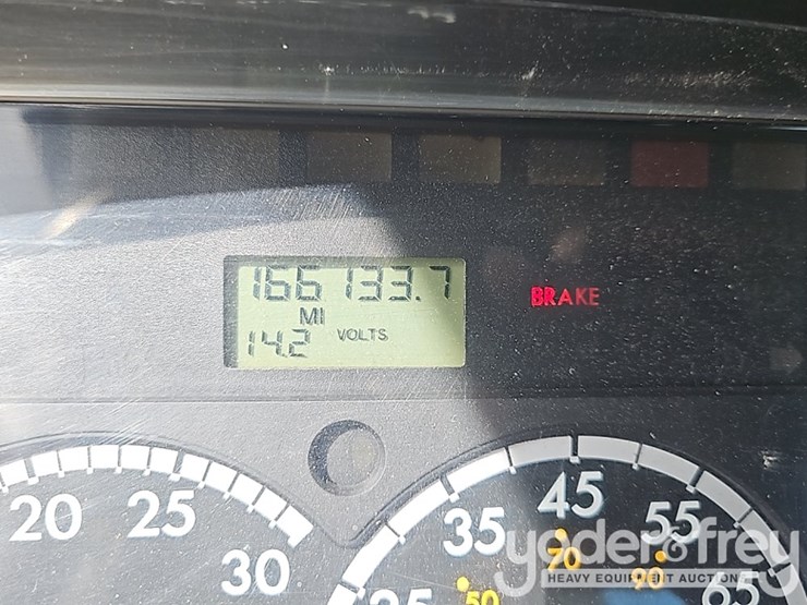 2011-freightliner-m2-106-image-46