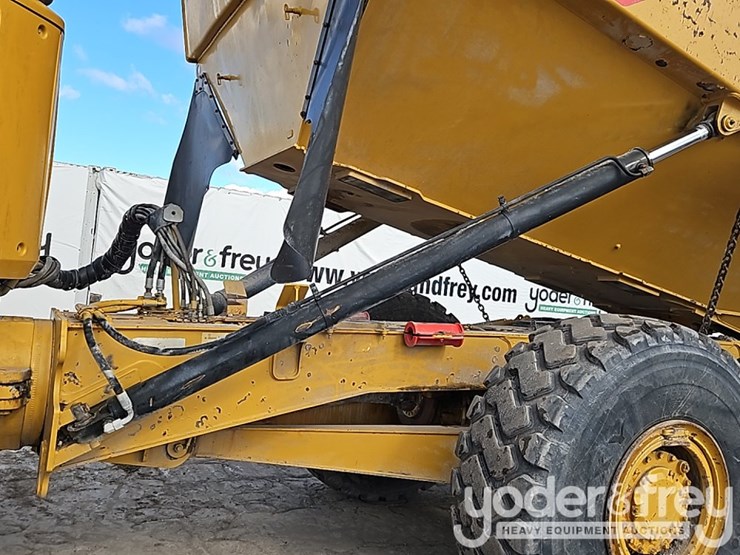 2016-caterpillar-725c2-image-21